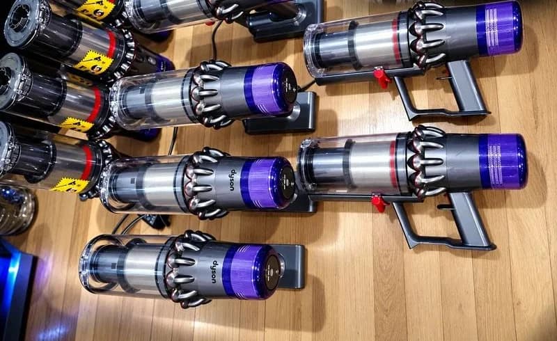Аккумуляторные пылесосы Dyson на зарядных станциях