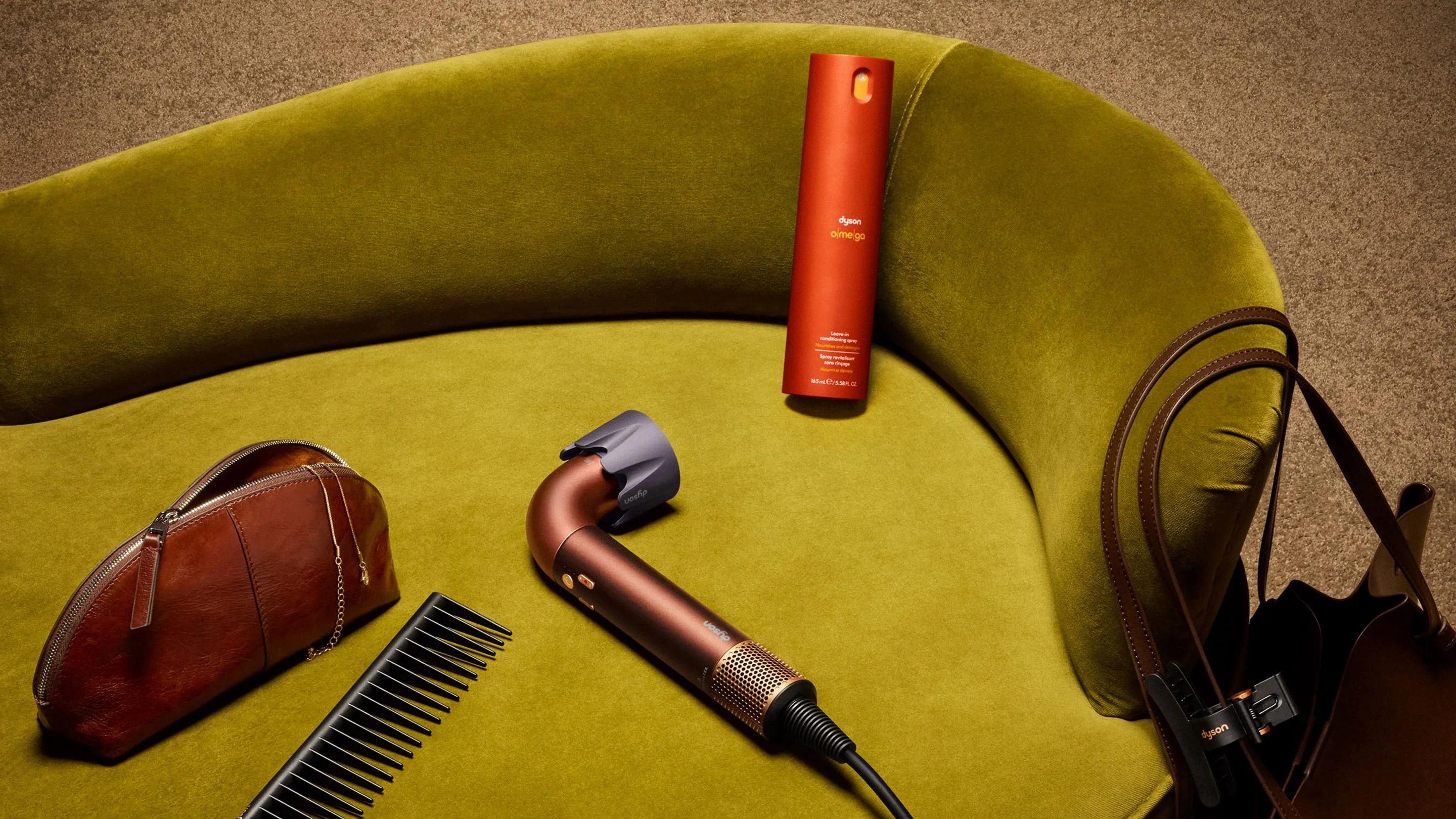 Фен Dyson Supersonic r на бархатном кресле
