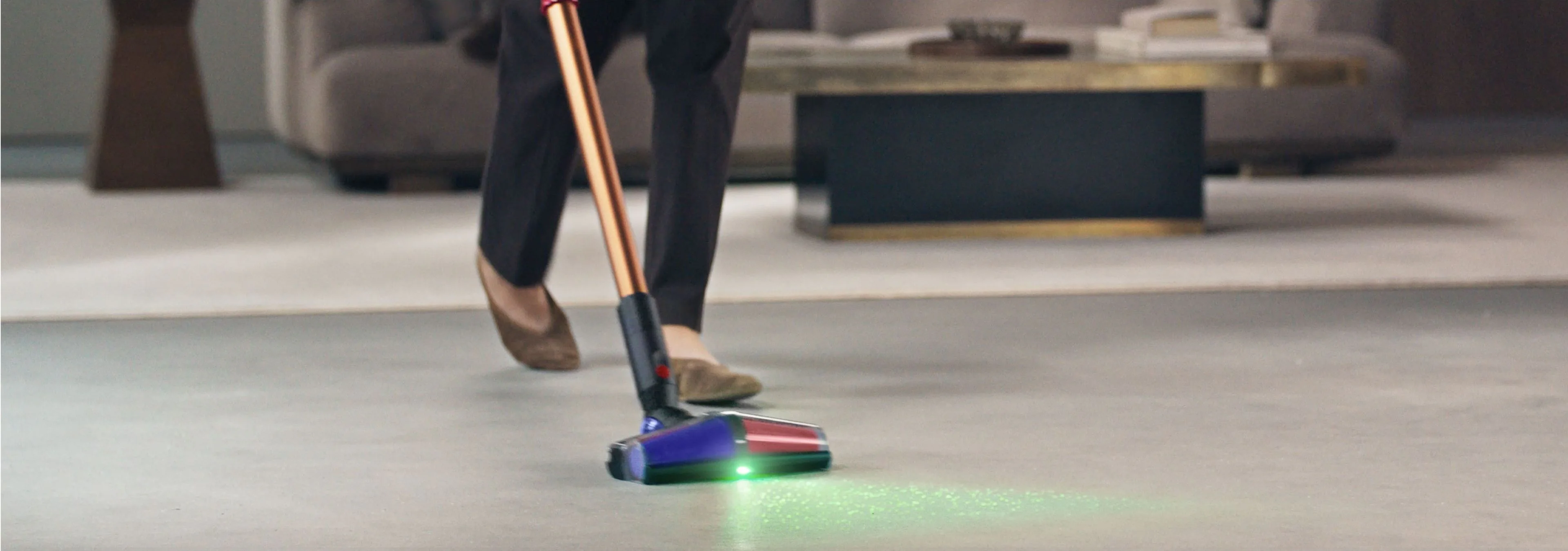 Беспроводной пылесос Dyson с подсветкой пыли в гостиной