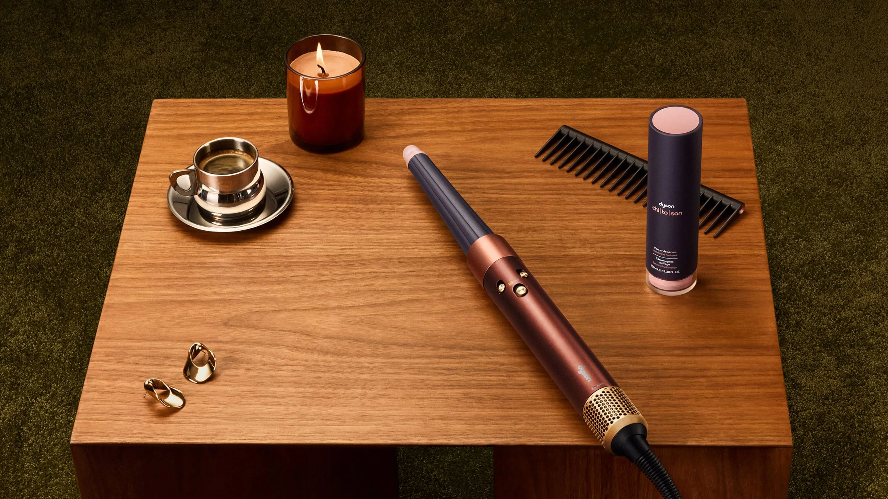 Стайлер Dyson Airwrap на деревянном столе
